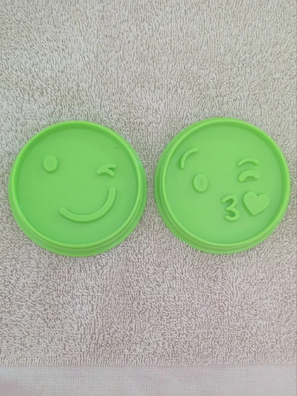 Emojis fun green